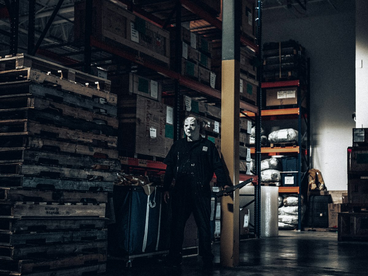 Magazijn met pallets en heftruck